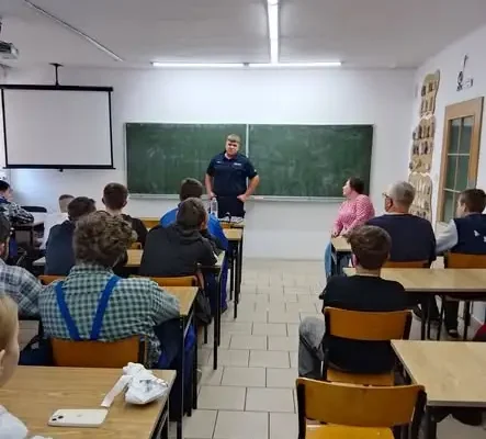 Policjant w szkole w Lubartowie: lekcja o odpowiedzialności prawnej młodzieży