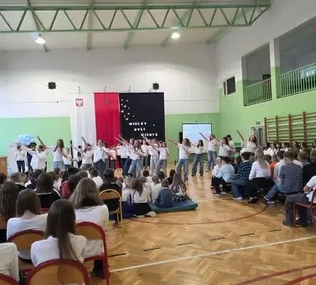 Dzień Edukacji Narodowej w szkole – akademia pełna wzruszeń i podziękowań