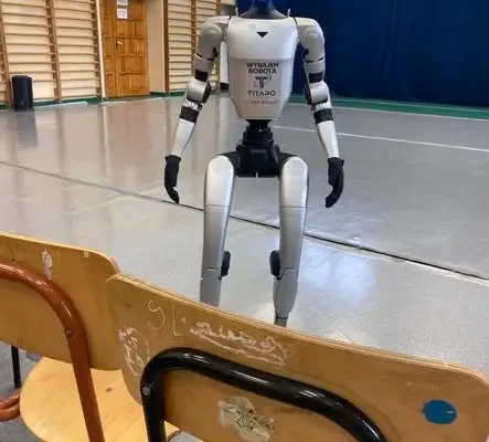 Humanoidalny robot odwiedził szkołę – uczniowie poznali tajniki nowoczesnej robotyki