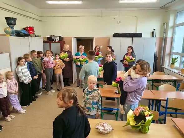 Dzień Edukacji Narodowej w szkole – wzruszająca niespodzianka od uczniów i rodziców