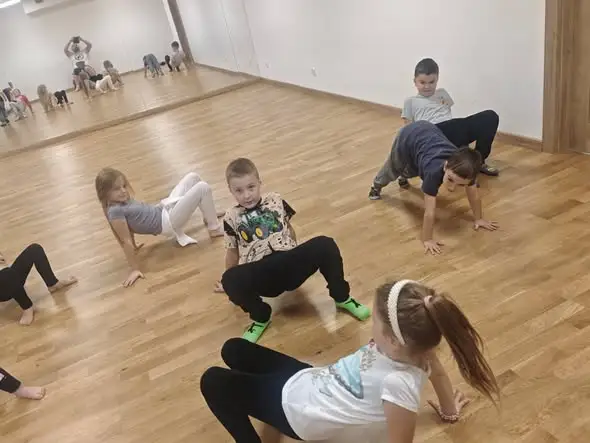 Capoeira dla dzieci w Firleju – ruch, rytm i radość na parkiecie GOK