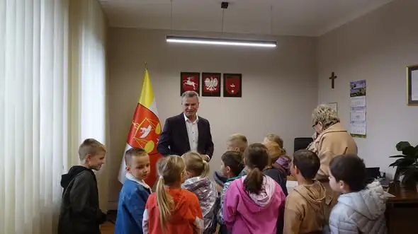 Pierwszoklasiści z Woli Skromowskiej z wizytą w Urzędzie Gminy Firlej