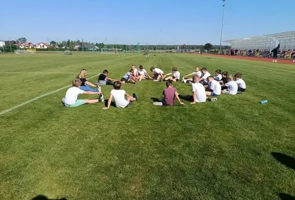 Uczniowie klas ósmych poprowadzili sportowy mityng dla młodszych kolegów