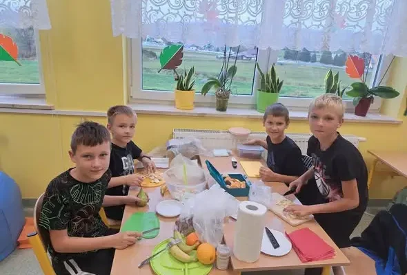 Klasa 2 uczyła się zdrowego odżywiania – były owocowe sałatki i koreczki