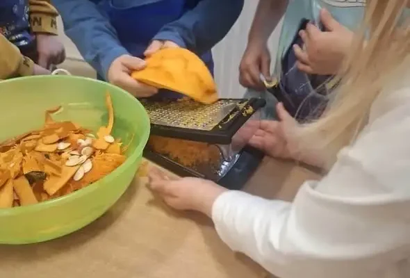 Przedszkolaki z Biedronek upiekły ciasto dyniowe