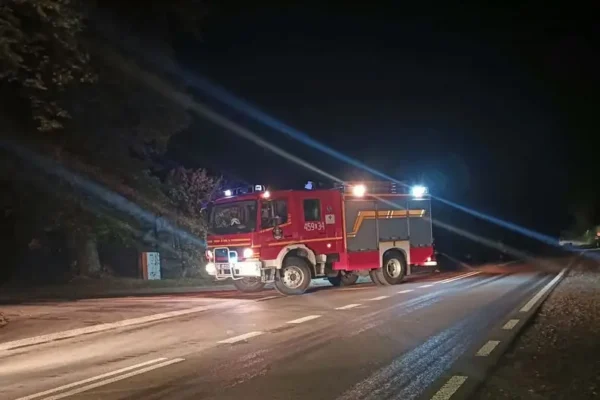 Plama substancji na drodze w Kaznowie-Kolonii. Interweniowały OSP Kaznów i OSP Jamy
