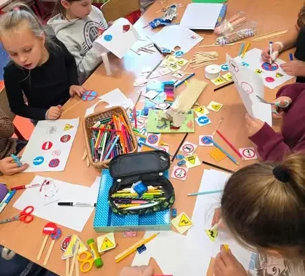 Uczniowie tworzyli znaki drogowe w ramach akcji „Odblaskowa Szkoła”