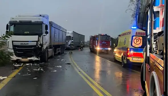 Czołowe zderzenie na obwodnicy Lubartowa. 21-latek ranny