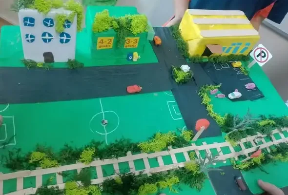 Szóstoklasiści zbudowali makietę osiedla na lekcji techniki