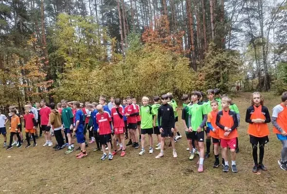 Powiatowe biegi przełajowe: uczniowie z Baśniowej Szkoły z awansem do rejonu