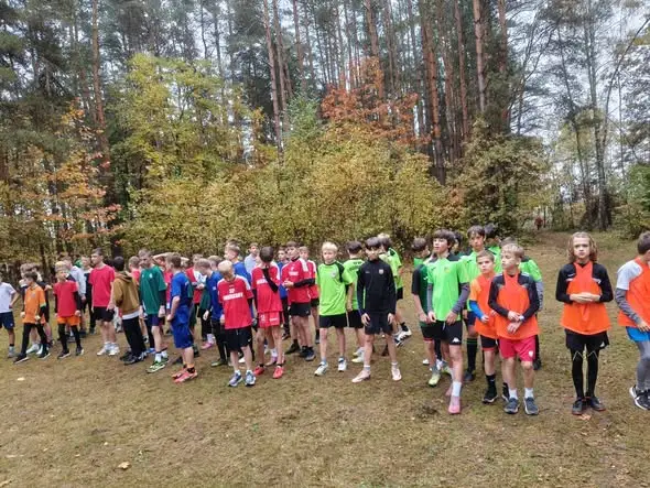 Powiatowe biegi przełajowe: uczniowie z Baśniowej Szkoły z awansem do rejonu