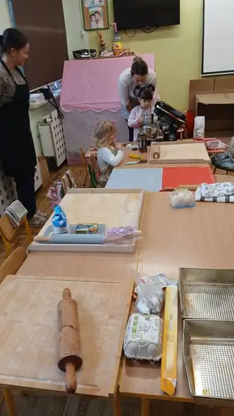 Przedszkolaki z mamami upiekły ciasteczka – zapach zwabił całą szkołę