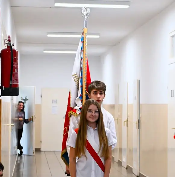 Pierwszoklasiści z Leszkowic złożyli ślubowanie i zostali pasowani na uczniów