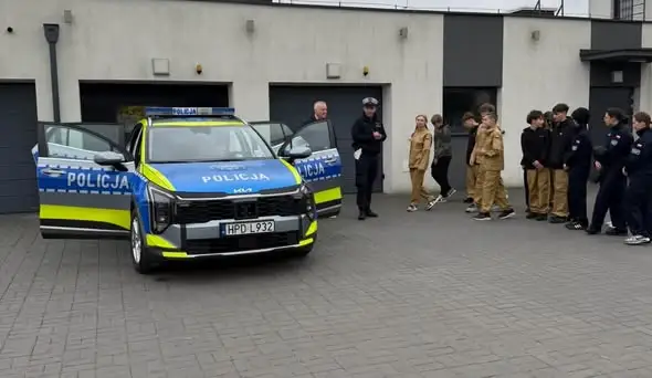 Uczniowie klas mundurowych z Kocka odwiedzili miejscowy komisariat policji