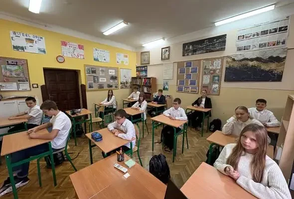 Próbne egzaminy ósmoklasistów w szkołach – uczniowie zmierzyli się z polskim i matematyką