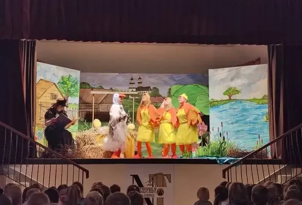 Przedszkolaki z Tygrysków i Motylków odkrywały magię teatru w Łowiczu
