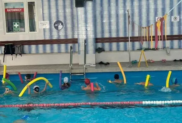 Uczniowie z Lubartowa uczą się pływać w ramach projektu „Z wodą na Ty”