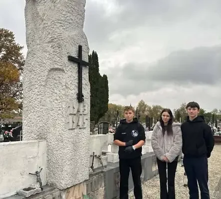 Młodzież z Ostrowa Lubelskiego porządkuje zapomniane groby przed listopadem