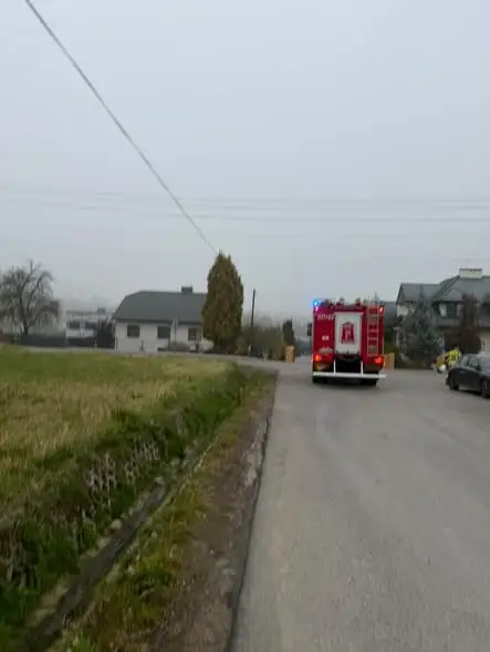 Niedźwiada: samochód osobowy wpadł do rzeki. Jedna osoba poszkodowana