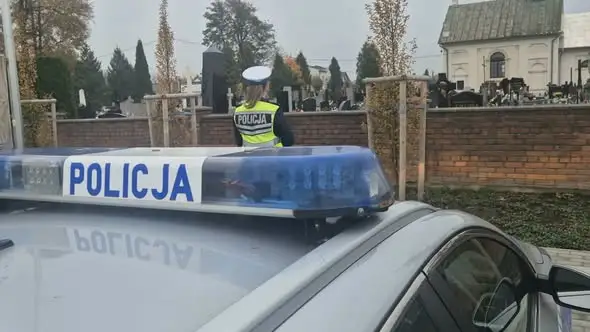 Wszystkich Świętych: więcej patroli i apele o ostrożność w rejonach cmentarzy