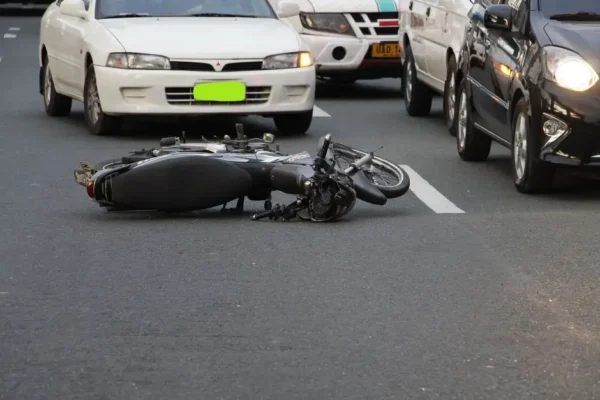 Zderzenie motocykla z samochodem w Dębinach – poszkodowany przetransportowany śmigłowcem LPR